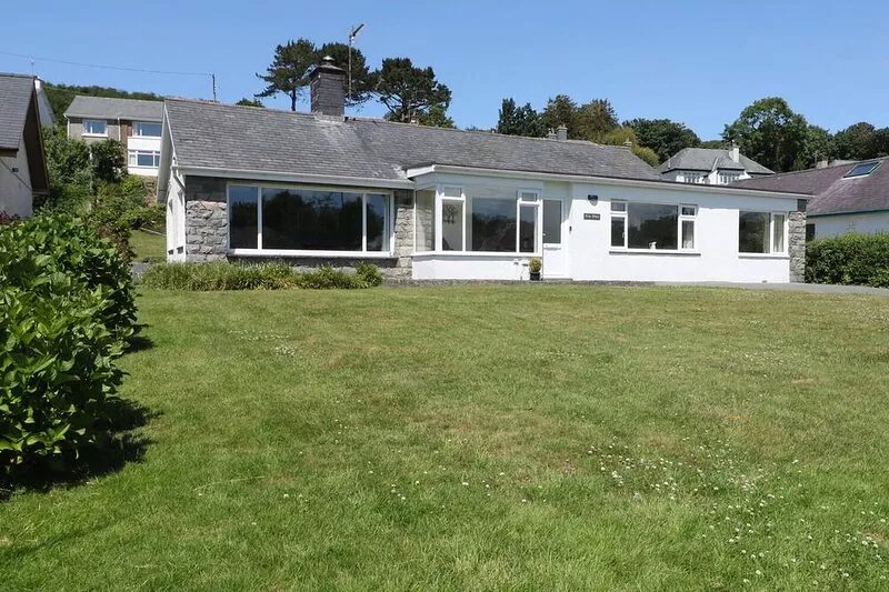CAE GLAS, family friendly, with a garden in Pwllheli