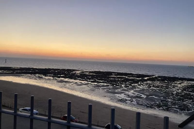 Spacious and cozy 2 bedroom seafront apartment.