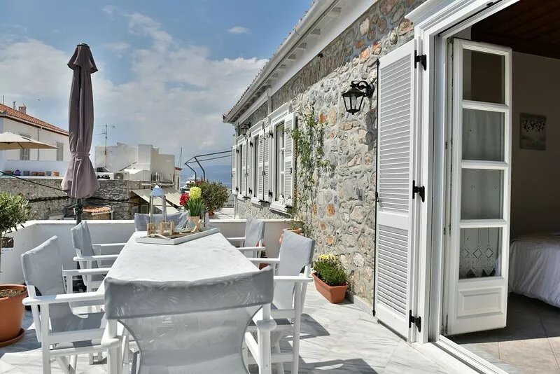 Hydra's Pearl *Brand new* at the heart of Hydra