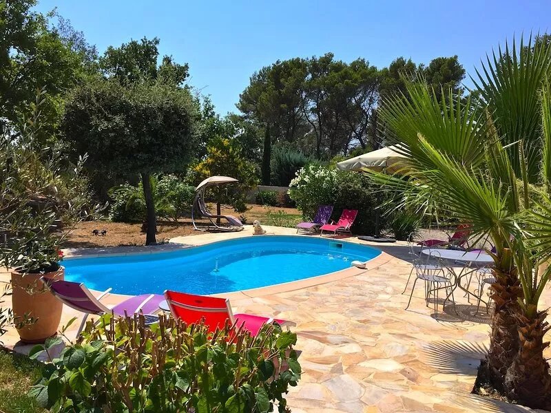 Charming Provencal villa, heated pool (optional) in typical village.