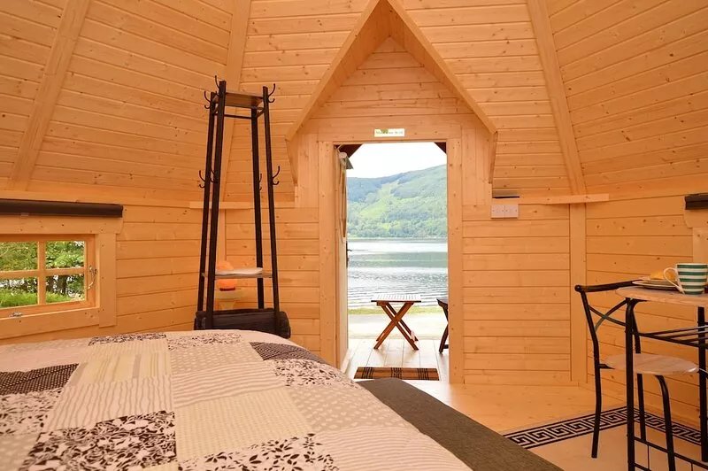 Seal Point Cabin, peaceful, private, couples retreat, loch edge & pet friendly