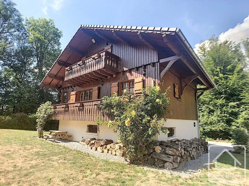 Beautiful chalet, large private garden, 5 minutes walk to ski lifts and lac bleu