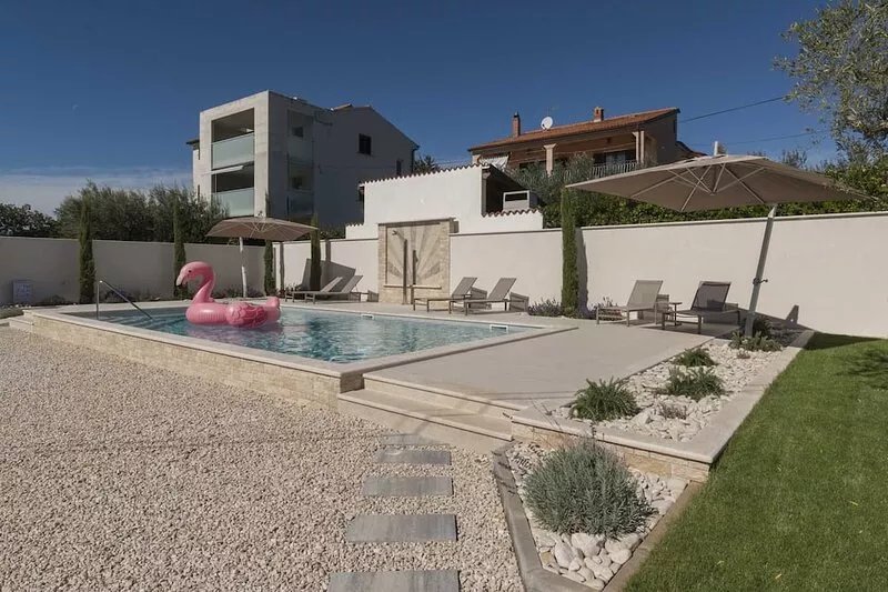 Amazing 5-BR villa with pool only 2 km from the beach