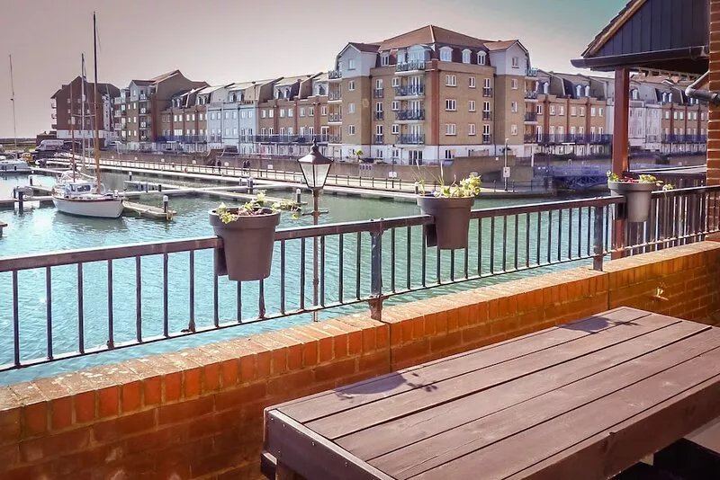 Beautiful Dawn - relax with stunning marina views