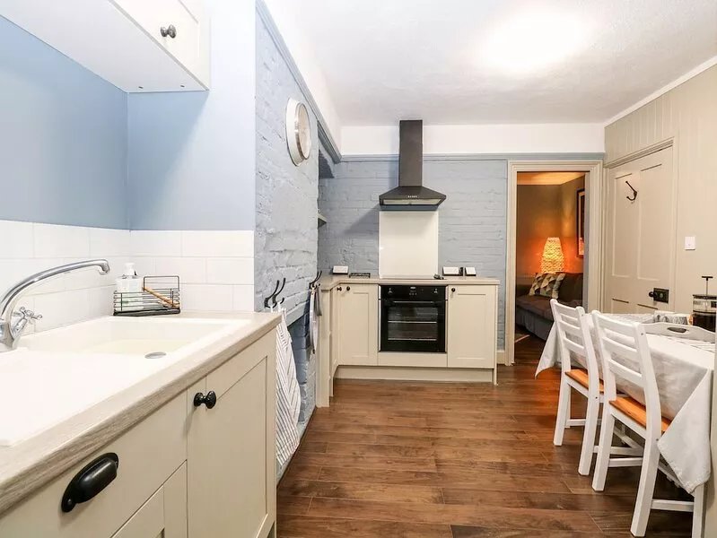 6 COASTAL COTTAGES, pet friendly, with a garden in Kessingland