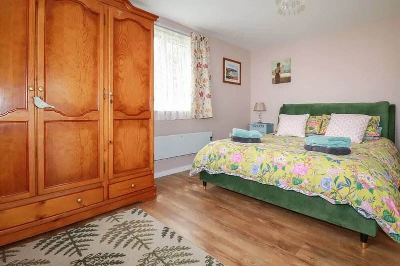 SUNSET COTTAGE, romantic, with a garden in Tintagel