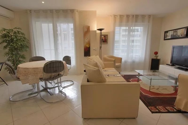 3 rooms, sleeps 4 to 5, totally renovated, downtown, 219 yards from the sea
