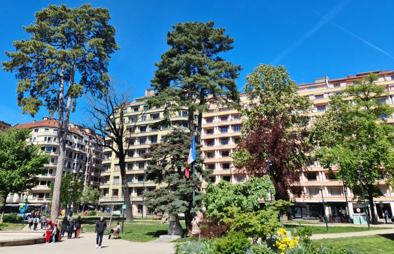Square Des Martyrs De La Deportation