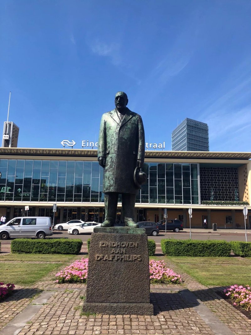 Standbeeld Frits Philips