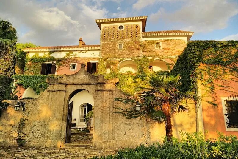 Historic house in the green, but a few steps from the sea.