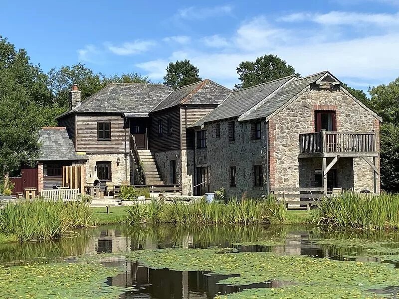 Lovely cottage in 4 acres - 2 lakes, hot tub, pool & sunny conservatory