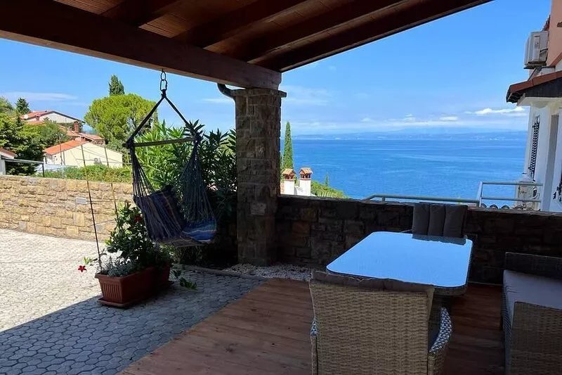 Apartment in a quiet location with beautiful sea views. Just a few minutes