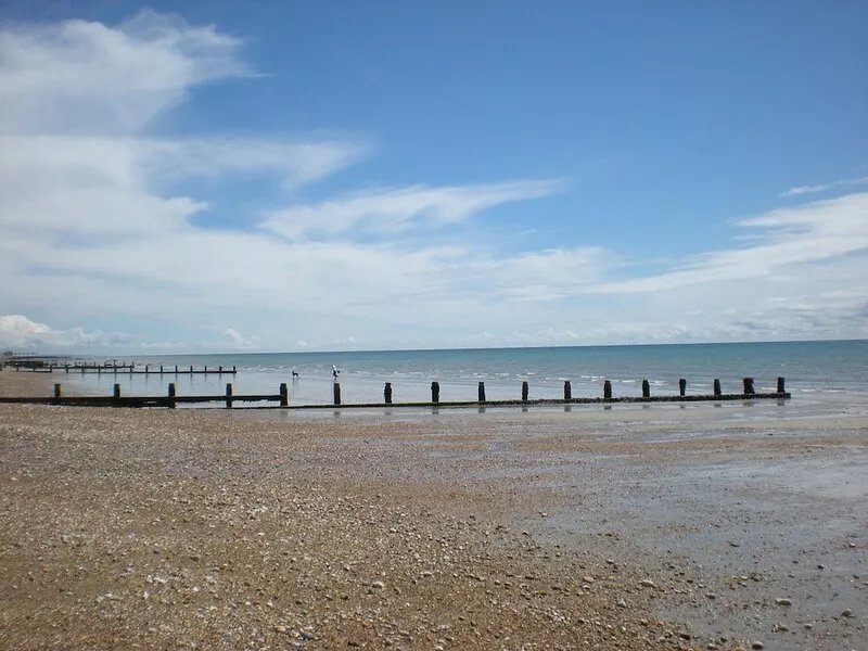 Beautifully renovated  gate house 4 minutes walk  from the beach
