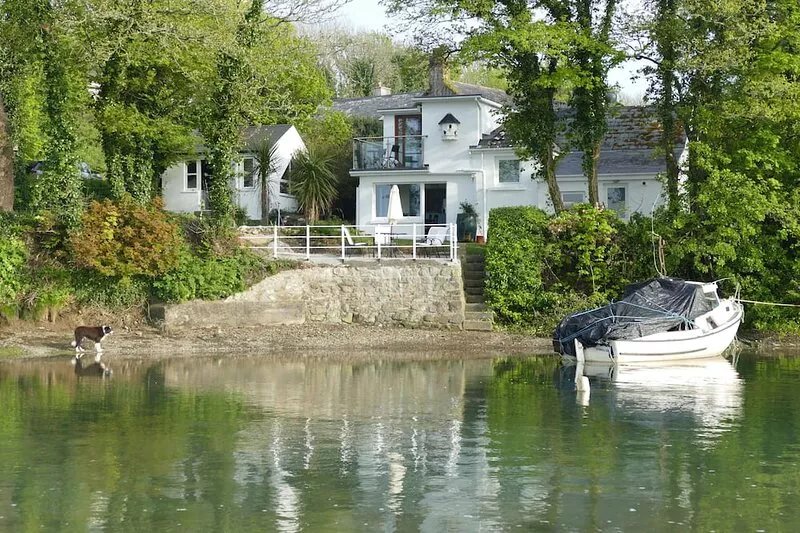 A cottage on the waters edge in an idyllic postion