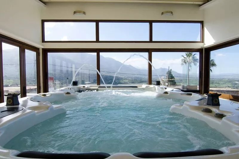 Athina House, Spa & Hammam, gym, bicycles, walking distance to tavern!