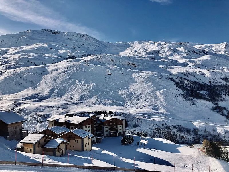 Rare in Les Menuires, beautifully renovated 3-room apartment with ski-in ski-out