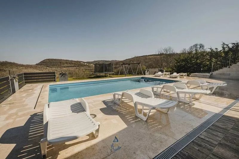 Modern Villa with Heated Pool Close to Beaches for up to 8+2 Guests