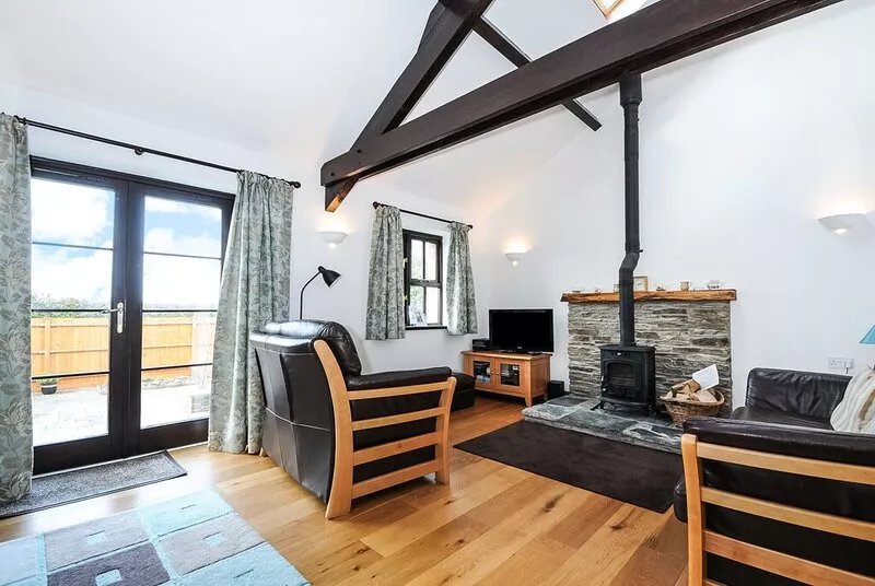 Long Linhay is a spacious cottage for 2 with sea views & private, sunny patio.