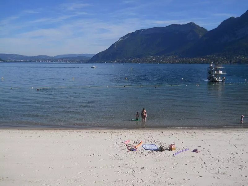 T3. 2 Bed Apart Private Garden, 200m to beach. super fast wifi. cheap bikes