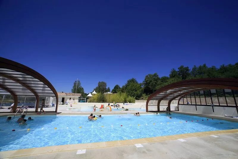 Chalet with seasonal swimming pool near Montauban in holiday residence