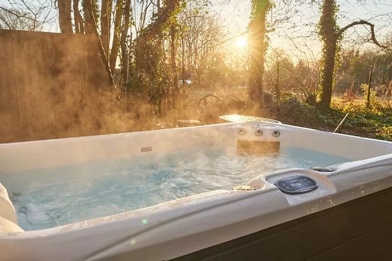 STILLNESS - SLEEPS 2 | HOT TUB | BBQ | PETS ALLOWED | WI-FI  | SECLUDED PATIO