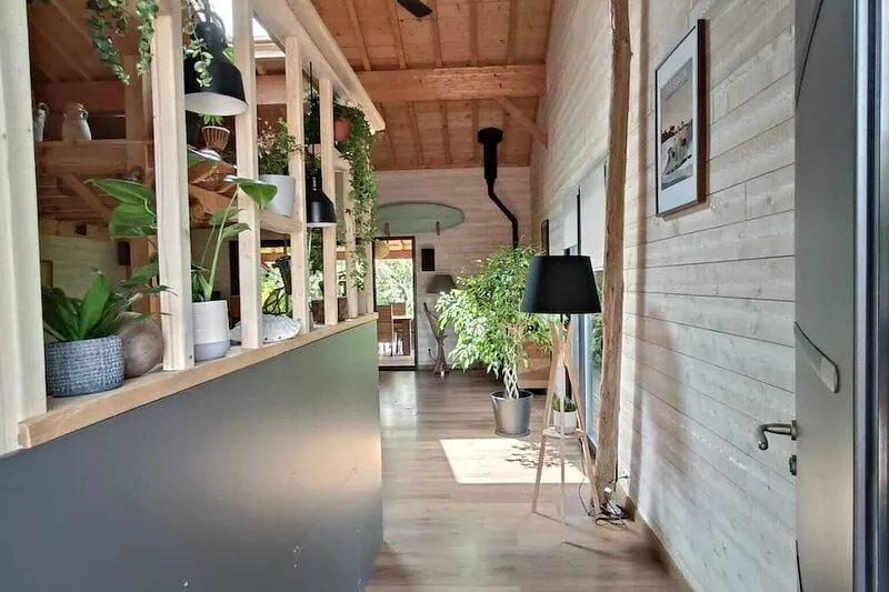 Peaceful wooden house in a green setting 10 minutes from the beach!