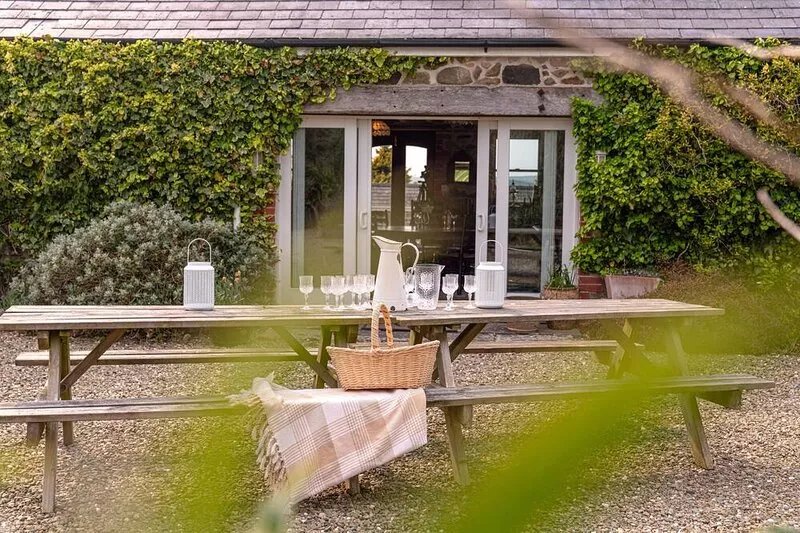 Spacious converted rural barn. Sea views, large grounds, family & pet friendly.