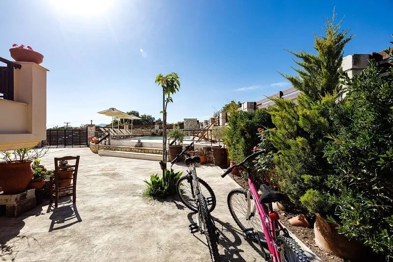 Rosemary Villa, 45m2 pool, large terrace, walking distance to shops
