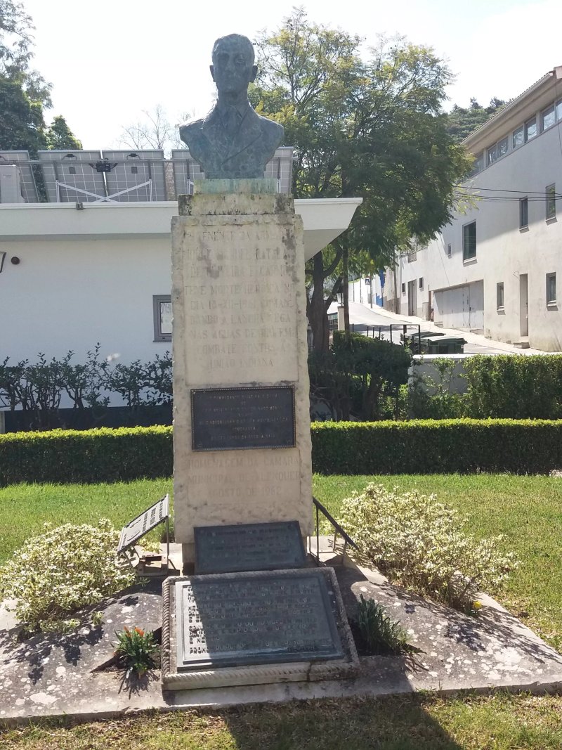 Busto Comandante Oliveira e Carmo