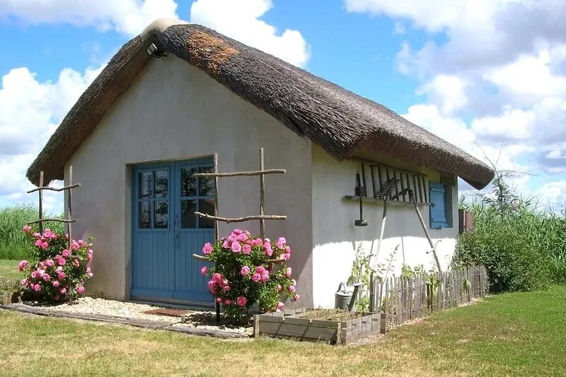 Charming thatched cottage rental in the heart of the Breton marshlands of Vendée