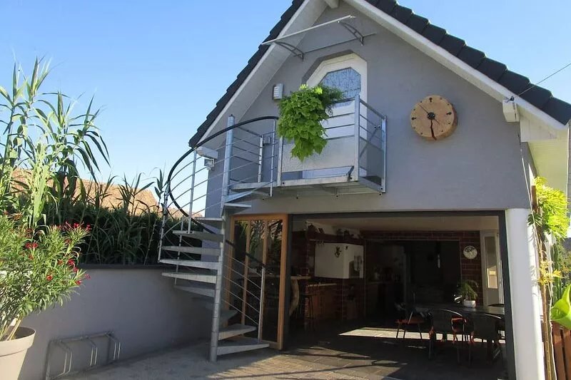 Flat-cottage new in dependence fully equipped + parking. Very calm