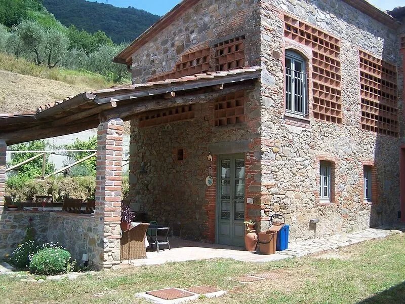 Nice, comfortable holiday home with terrace, on the hills near Lucca