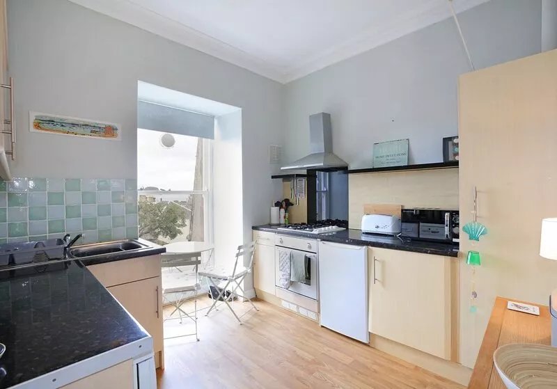 Two bedroom apartment with sea views in the heart of North Berwick. Sleeps 7.