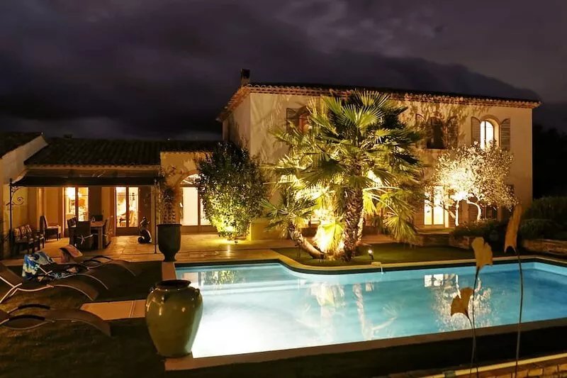 Luxury bastide with pool and gardens, walking distance to restaurants and shops