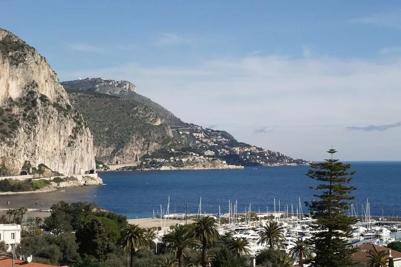 Top floor apartment, large terrace, exceptional view, near Nice .Garage.