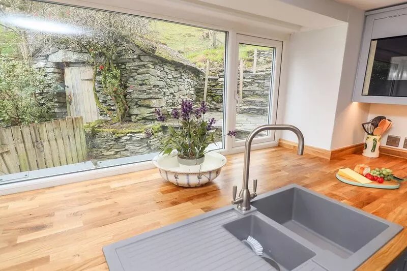 WEIR COTTAGE, pet friendly, with open fire in Chapel Stile