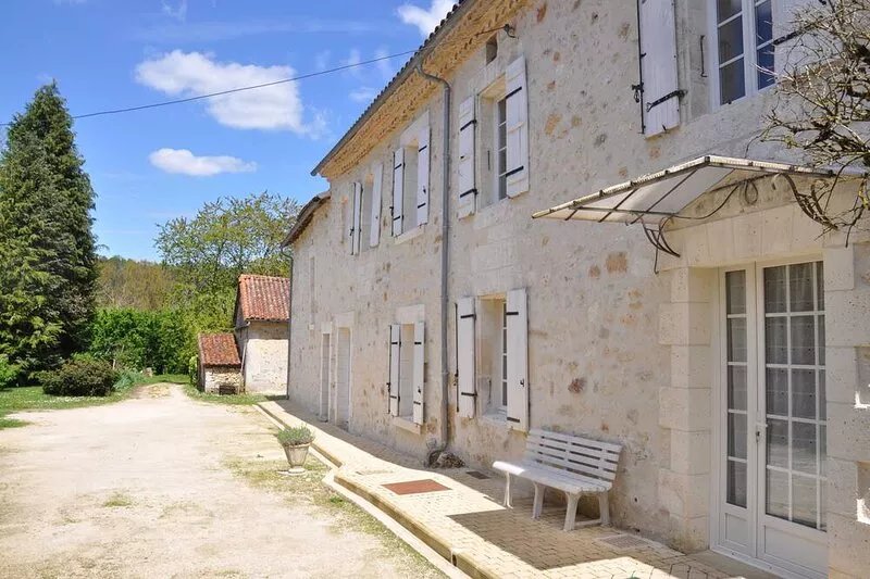5 minutes from Brantôme, Large renovated farm '4 Stars', wooded park of 2000 m².