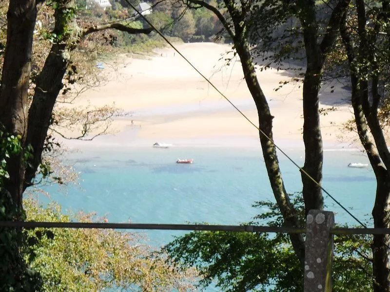 SUNNY FAMILY HOUSE  above estuary with parking for 2 cars. 10 min walk from town