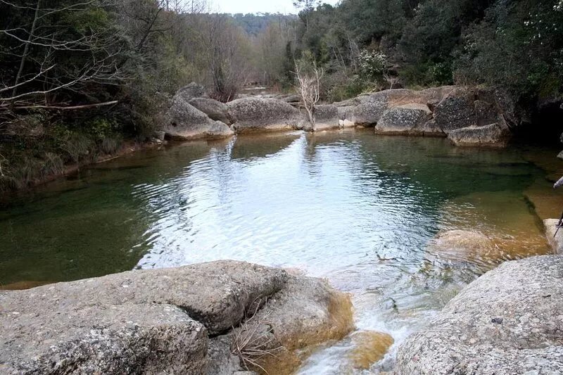 Charming country cottage in quiet village inland Costa Brava. Pool, barbecue