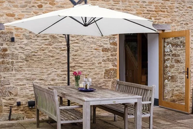 Spring Barn, Chipping Norton - sleeps 4 guests  in 2 bedrooms
