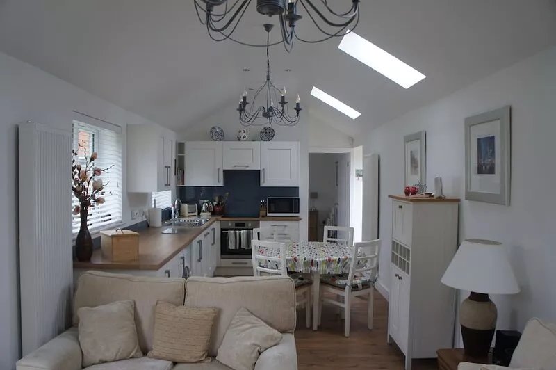 Beautifully renovated 2 bedroom cottage