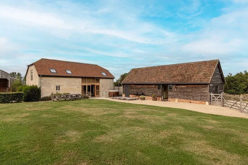 Classic Family Barn Conversion with hot tub - High & Little Barns