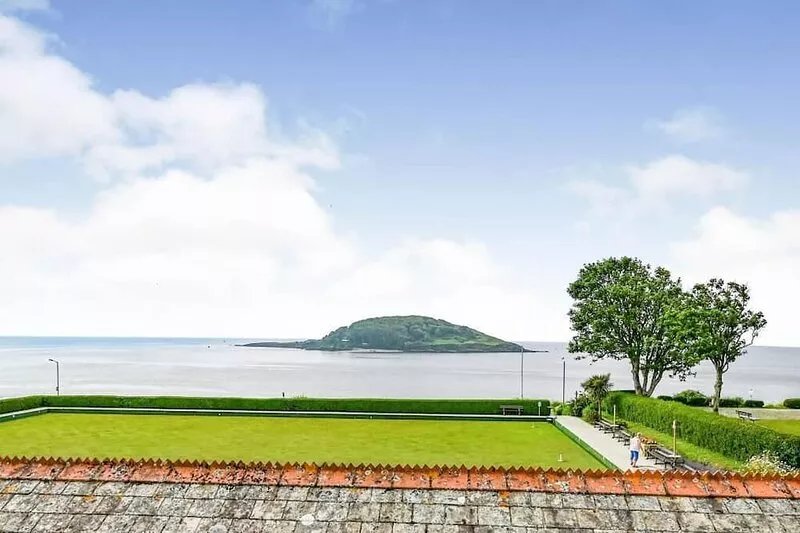 Sea front house.Stunning views, Dog friendly, 100m to beach, Hot Tub.EV Charger