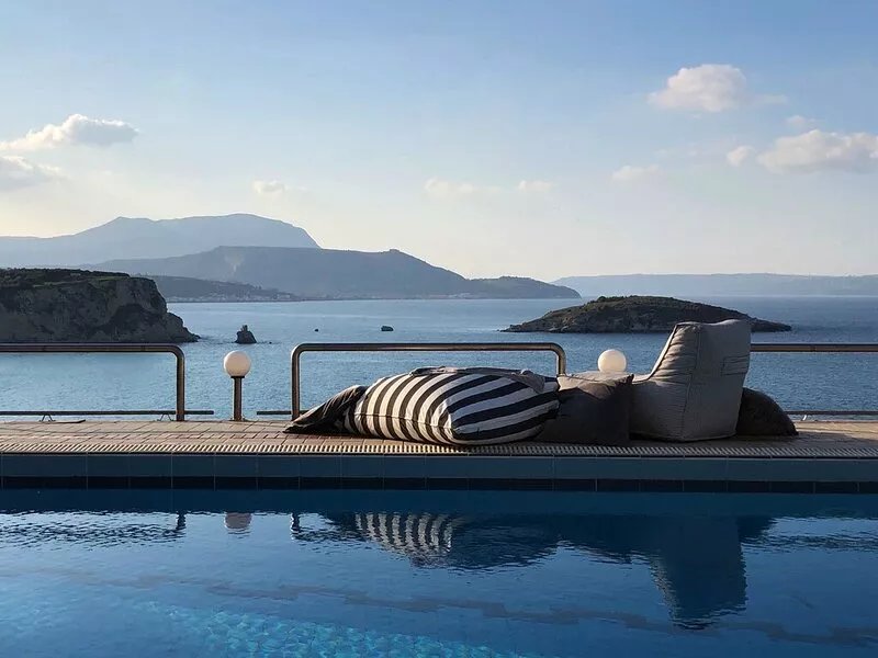 Luxury apartment 120sqm-single/double bedroom-swimming pool-sea front