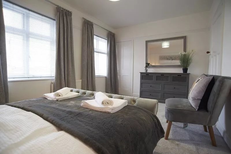 Stylish 3 Bedroom Family House with Parking