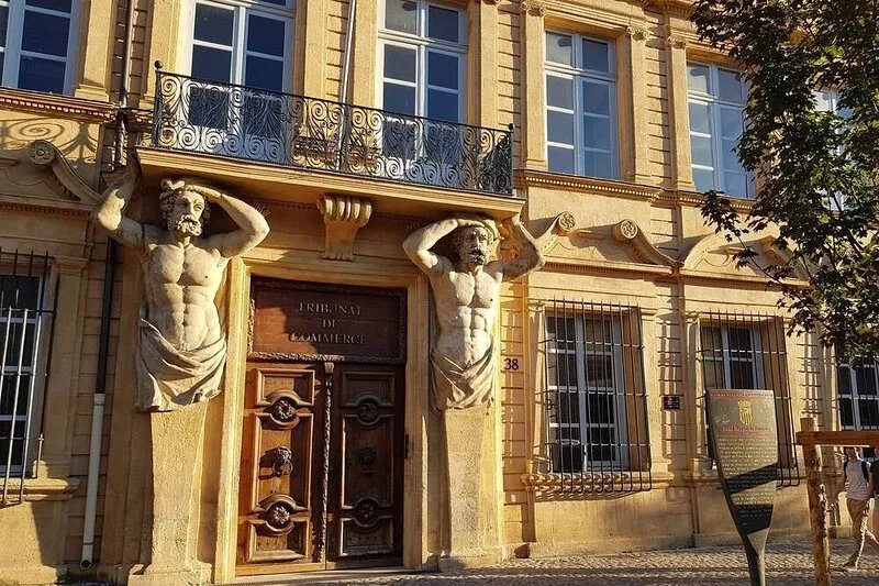 Apartment standing 50m2, asc, park and terrace in the historic center of Aix