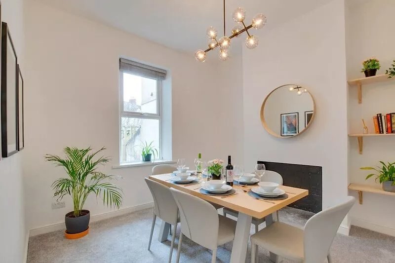 Drws Nesaf Cardiff Townhouse