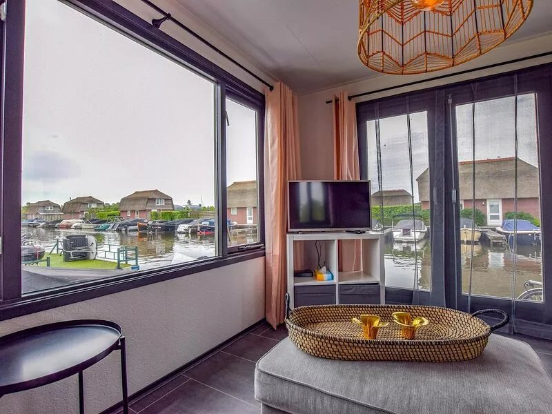 Waterfront chalet with large veranda