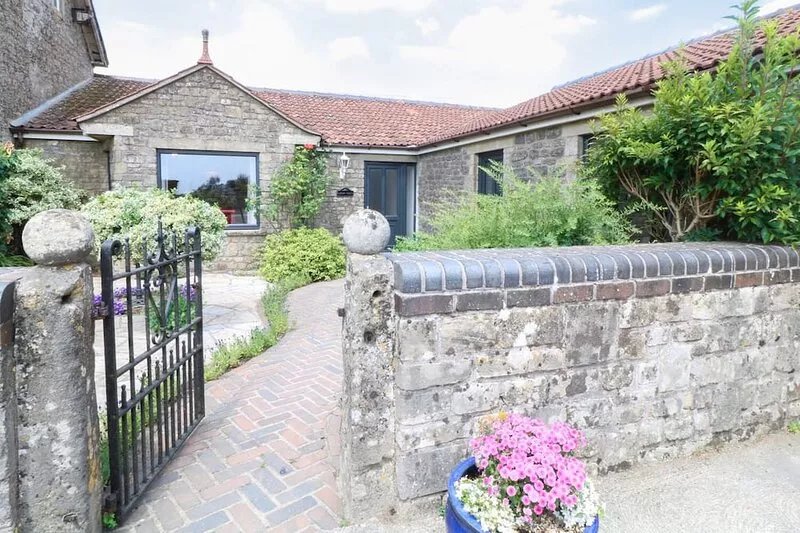 LEIGH HOLT, family friendly, with a garden in Shepton Mallet