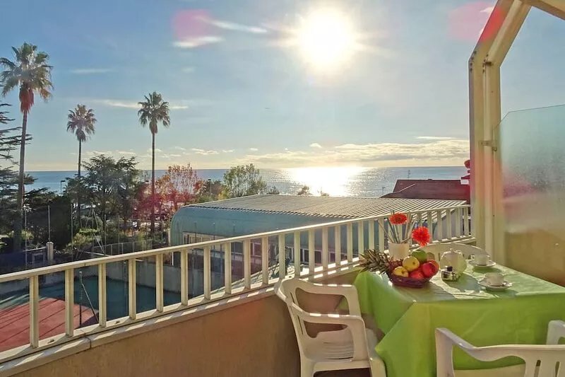One-room flat with balcony and sea view 50 metres from the sea